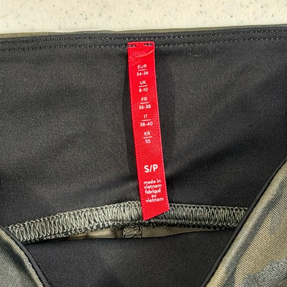 SPANX Camo Faux Leather Leggings Compression Small Black & Green Women’s - Picture 4 of 9